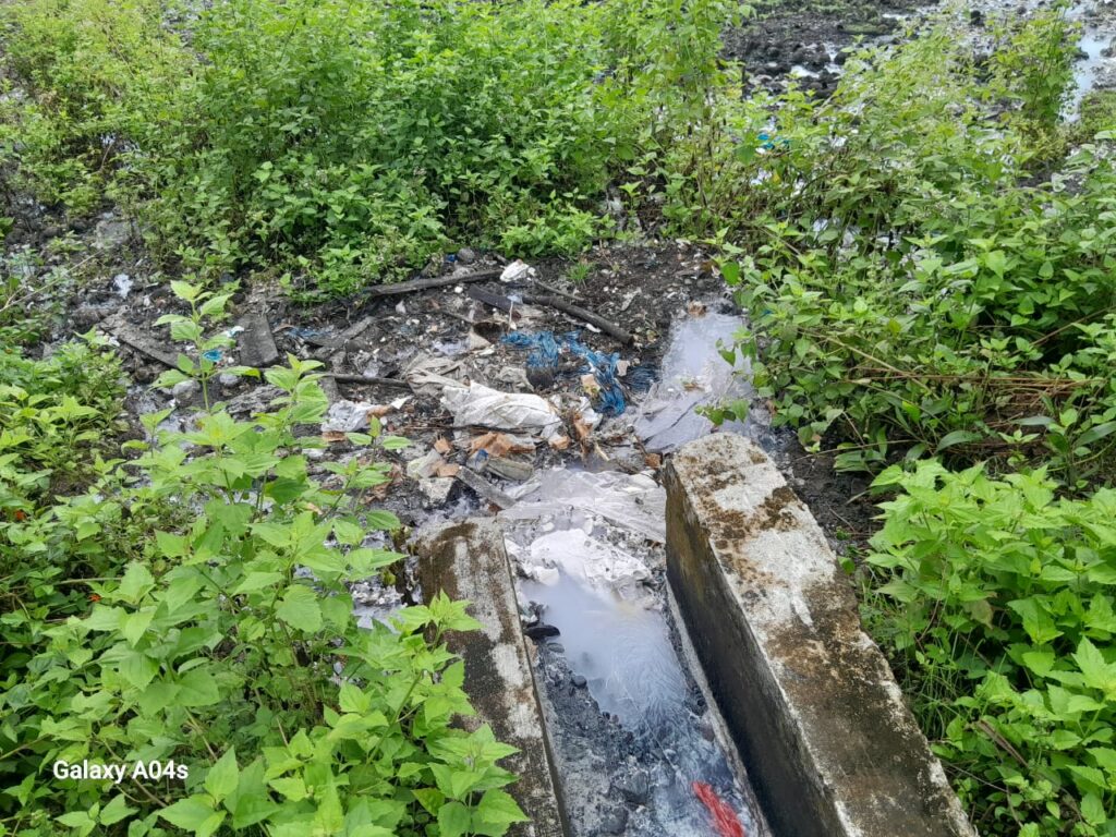 Keterangan photo : terlihat jelas akhir pembuangan limbah B3 yang di biarkan mengalir begitu saja tanpa di tampung dalam ipal.
