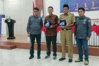 Caption: Foto bersama Ketum DPP PJS bersama Anggota Dewan Pers Yogi Hadi Iswanto, Assisten I Pemprov Sulteng Fahrudin didampingi Ketua DPD PJS Sulteng, Selasa (15/07/2025) di Palu Sulteng
