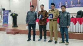 Caption: Foto bersama Ketum DPP PJS bersama Anggota Dewan Pers Yogi Hadi Iswanto, Assisten I Pemprov Sulteng Fahrudin didampingi Ketua DPD PJS Sulteng, Selasa (15/07/2025) di Palu Sulteng