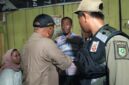 Caption : Nampak Petugas Satpol PP adu argumen bersama seorang warga. (Doc)