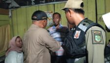 Caption : Nampak Petugas Satpol PP adu argumen bersama seorang warga. (Doc)