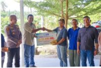 Caption: Manajemen PTPN IV Regional III yang diwakili Manajer Kebun Lubuk Dalam Koko Baskoro menyerahkan bantuan TJSL kepada kelompok tani budidaya jagung di Kabupaten Siak, Riau.