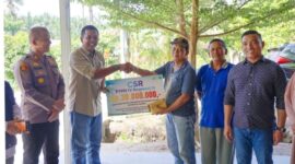 Caption: Manajemen PTPN IV Regional III yang diwakili Manajer Kebun Lubuk Dalam Koko Baskoro menyerahkan bantuan TJSL kepada kelompok tani budidaya jagung di Kabupaten Siak, Riau.