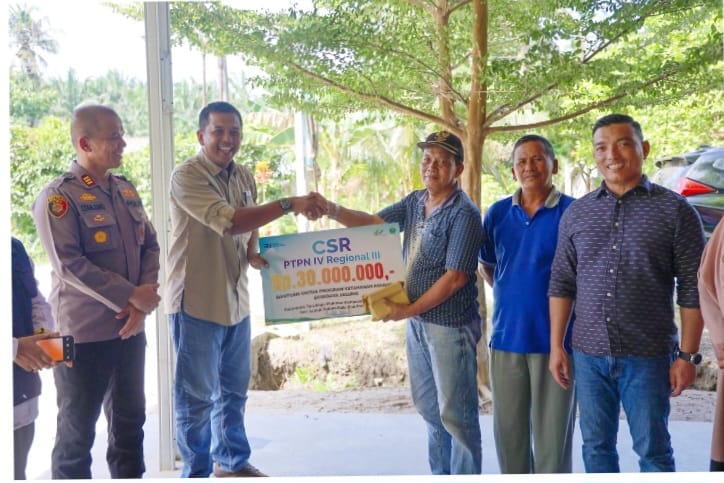 Caption: Manajemen PTPN IV Regional III yang diwakili Manajer Kebun Lubuk Dalam Koko Baskoro menyerahkan bantuan TJSL kepada kelompok tani budidaya jagung di Kabupaten Siak, Riau.