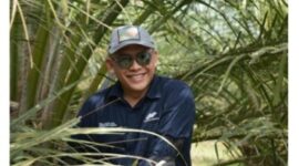 Caption: Dirut PTPN IV PalmCo Jatmiko Santosa saat panen perdana di kebun sawit PTPN IV Regional III, Riau, belum lama ini. Jatmiko telah menunjuk PTPN IV Regional III sebagai pilot project menuju produktivita 7 ton CPO. Langkah itu sejalan dengan semangat mendukung food and energy security sesuai Asta Cita
