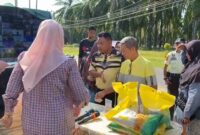 Caption : Nampak warga masyarakat yang berada di sekitar Kantor PTPN IV Regional 6 Kso Langsa, antusias dalam kegiatan pasar beras murah yang digelar PTPN IV Regional 6 (18/07/25)