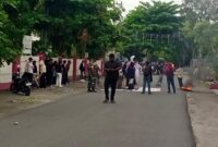Teks Foto: Mahasiswa Universitas Darma Agung (UDA) saat berunjuk rasa di depan Gedung Biro Rektor kampus, Jalan Dr. TD Pardede, Medan, Jumat (18/7/2025). Mereka menuntut kejelasan status akademik dan pengembalian uang kuliah akibat dualisme kepemimpinan kampus