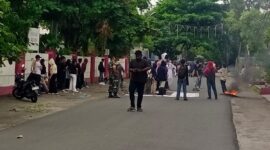 Teks Foto: Mahasiswa Universitas Darma Agung (UDA) saat berunjuk rasa di depan Gedung Biro Rektor kampus, Jalan Dr. TD Pardede, Medan, Jumat (18/7/2025). Mereka menuntut kejelasan status akademik dan pengembalian uang kuliah akibat dualisme kepemimpinan kampus