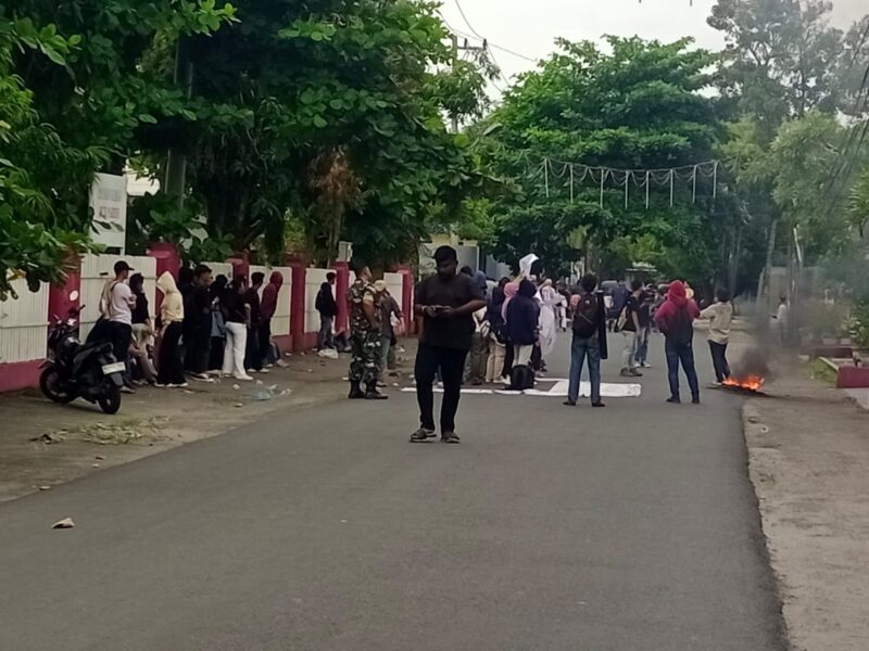Teks Foto: Mahasiswa Universitas Darma Agung (UDA) saat berunjuk rasa di depan Gedung Biro Rektor kampus, Jalan Dr. TD Pardede, Medan, Jumat (18/7/2025). Mereka menuntut kejelasan status akademik dan pengembalian uang kuliah akibat dualisme kepemimpinan kampus