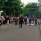 Teks Foto: Mahasiswa Universitas Darma Agung (UDA) saat berunjuk rasa di depan Gedung Biro Rektor kampus, Jalan Dr. TD Pardede, Medan, Jumat (18/7/2025). Mereka menuntut kejelasan status akademik dan pengembalian uang kuliah akibat dualisme kepemimpinan kampus