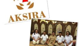 Caption : Logo Organisasi Masyarakat Aksi Kesetiakawanan Sosial Indonesia Raya (Ormas Aksira) dan foto bareng 
ketua dewan Penasehat Aksira Prabowo Subianto, Ketua Dewan Pembina Ibu Ani Hasyim Djojohadikusumo, ketua umum DPP Aksira Karina De Vega dan Pengurus DPD Aksira Aceh, usai penandatangan Mou partai Gerindra dan Aksira di Kartanegara tahum 2019. (doc/pribadi)