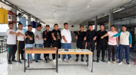 Caption : Petugas Lapas Labuhan Ruku saat melakukan razia 
mendadak di kamar hunian warga binaan, Sabtu (26/7/2025).