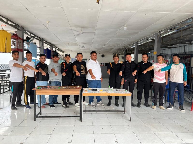 Caption : Petugas Lapas Labuhan Ruku saat melakukan razia 
mendadak di kamar hunian warga binaan, Sabtu (26/7/2025).