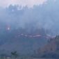 Caption : Tampak api merambat ke segala arah, termasuk ke ladang-ladang warga, Minggu (27/07/2025)