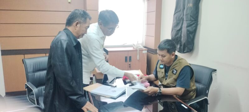 Caption: Ketua Umum DPP PJS, Mahmud Marhaba didampingi Ketua Divisi Humas DPP PJS, M. Yasir saat menyerahkan dokumen pendaftar calon konstituen Dewan Pers kepada Ketua Komisi Penelitian, Pendataan dan Ratifikasi Dewan Pers, Yogi Hadi Ismanto, Selasa (29/07/2025) di kantor Dewan Pers.
