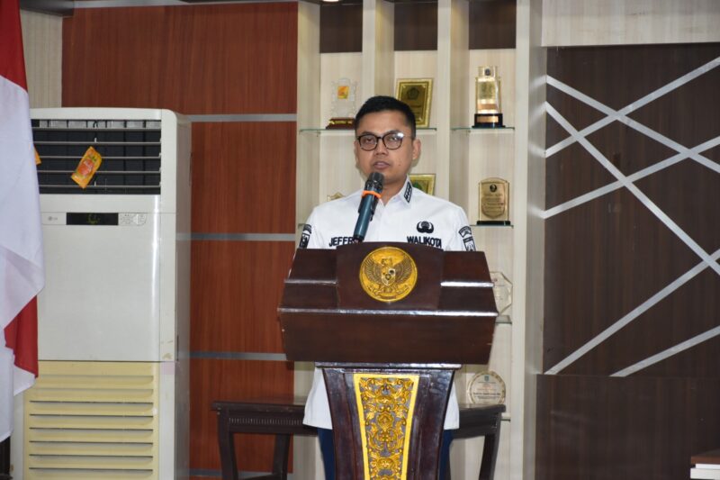 Caption : Walikota Langsa Jeffry Sentana S Putra, SE menghadiri Pelatihan dan Bimbingan Belajar gratis bagi tenaga kerja Kota Langsa yang berminat mengikuti seleksi Calon Siswa (Casis)