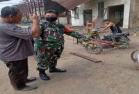 Caption : tampak Babinsa Kelurahan Kota Bangun Serda Rudi Darmansah sedang memberikan arahan kepada warga