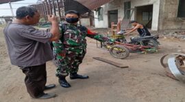 Caption : tampak Babinsa Kelurahan Kota Bangun Serda Rudi Darmansah sedang memberikan arahan kepada warga