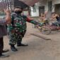Caption : tampak Babinsa Kelurahan Kota Bangun Serda Rudi Darmansah sedang memberikan arahan kepada warga