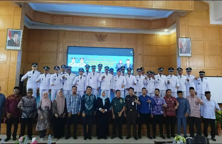 Caption : Prosesi pelantikan dilakukan oleh Wali Kota Langsa, Jeffry Sentana S. Putra, SE, yang diwakili Plt. Sekda Kota Langsa, Dra. Suhartini, M.Pd.