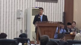 Ket. Foto : Walikota Langsa Jeffri Sentana S Putra, SE sedang menyampaikan LKPJ 2024, Kamis (17/07/25).