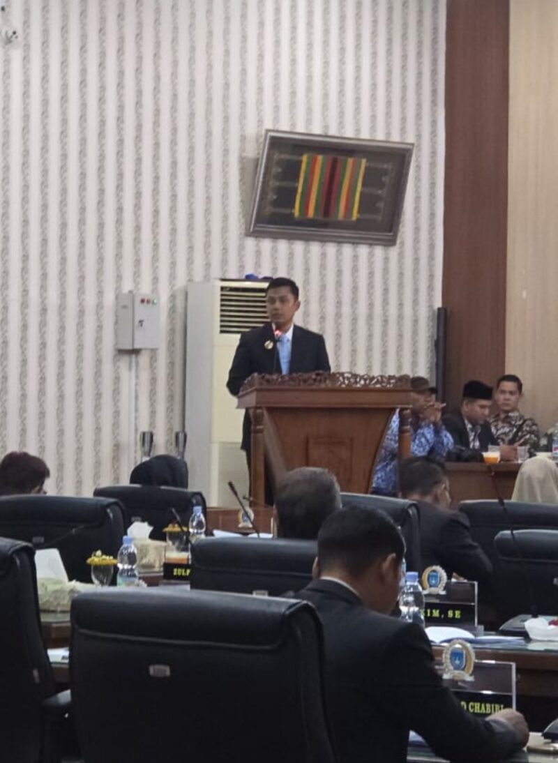 Ket. Foto : Walikota Langsa Jeffri Sentana S Putra, SE sedang menyampaikan LKPJ 2024, Kamis (17/07/25).