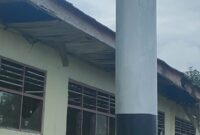 Caption : Tampak bangunan Sekolah yang rusak dan tidak terawat. (14/08/25)