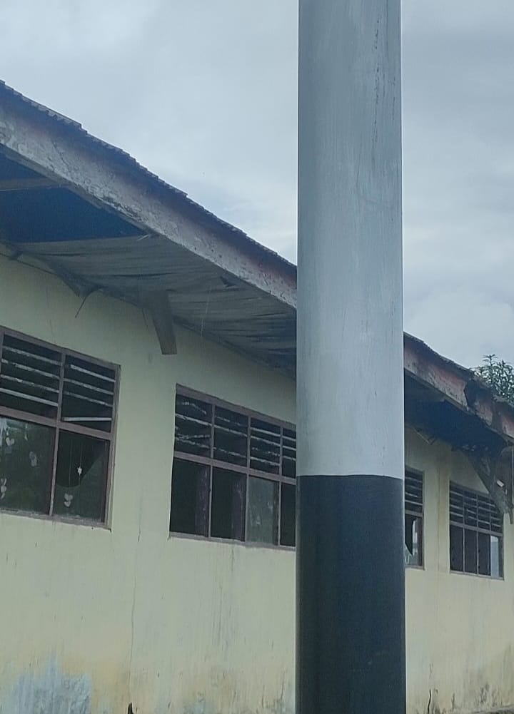 Caption : Tampak bangunan Sekolah yang rusak dan tidak terawat. (14/08/25)