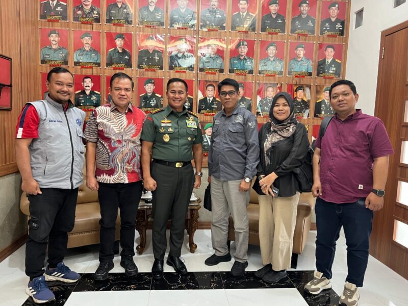 Caption: Pengurus PJS saat audience dengan Komandan Pussenif TNI-AD, Letjen TNI H. Iwan Setiawan, SE., MM di ruang kerjanya, Kamis (14/08/2025).