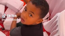 Caption : video viral seorang anak kecil mengais sisa makanan selepas upacara Bendera.