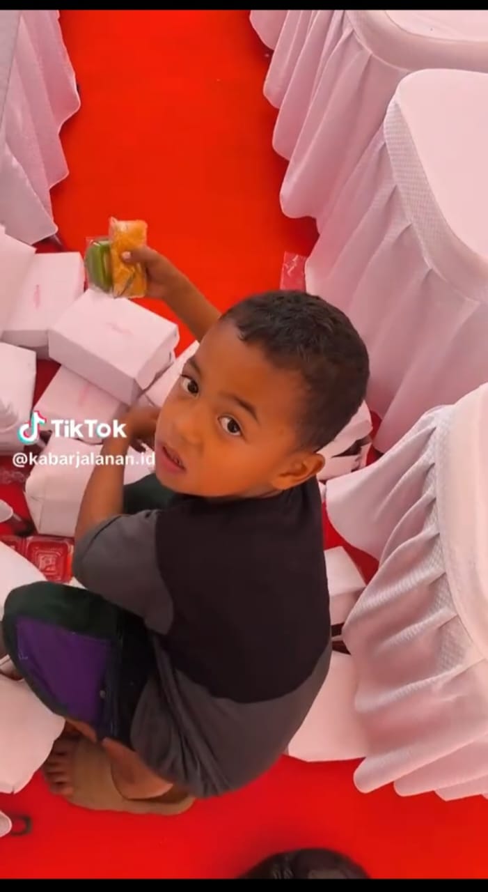 Caption : video viral seorang anak kecil mengais sisa makanan selepas upacara Bendera.