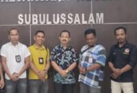 Caption : Ketua LSM Suara Putra Aceh (SPA) kota Subulussalam Antoni Tinendung bersama Syahbuddin Padang wartawan 1kabar, saat mengunjungi Kejari Subulussalam.