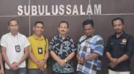 Caption : Ketua LSM Suara Putra Aceh (SPA) kota Subulussalam Antoni Tinendung bersama Syahbuddin Padang wartawan 1kabar, saat mengunjungi Kejari Subulussalam.