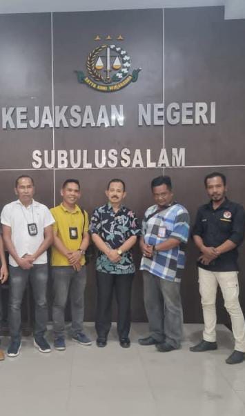 Caption : Ketua LSM Suara Putra Aceh (SPA) kota Subulussalam Antoni Tinendung bersama Syahbuddin Padang wartawan 1kabar, saat mengunjungi Kejari Subulussalam.