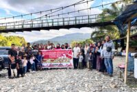 Caption : Para pengurus dan anggota Musara Gayo (Musga) kota Langsa foto bersama dalam kegiatan acara Family Gathering di pantai Lokop Aceh Timur Minggu 24 Agustus 2025.