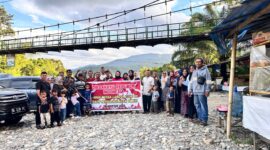 Caption : Para pengurus dan anggota Musara Gayo (Musga) kota Langsa foto bersama dalam kegiatan acara Family Gathering di pantai Lokop Aceh Timur Minggu 24 Agustus 2025.