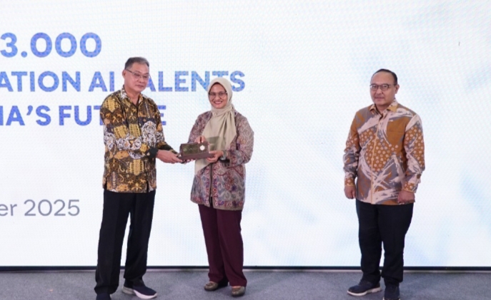 Direktur Utama Telkom Dian Siswarini saat memberikan cinderamata pada acara Digistar Connect: Building 113.000 Next Generation AI Talents for Indonesia’s Future di Universitas Muhammadiyah Yogyakarta (UMY) pada Kamis 23/10 (Foto TribunIndonesia / ist)