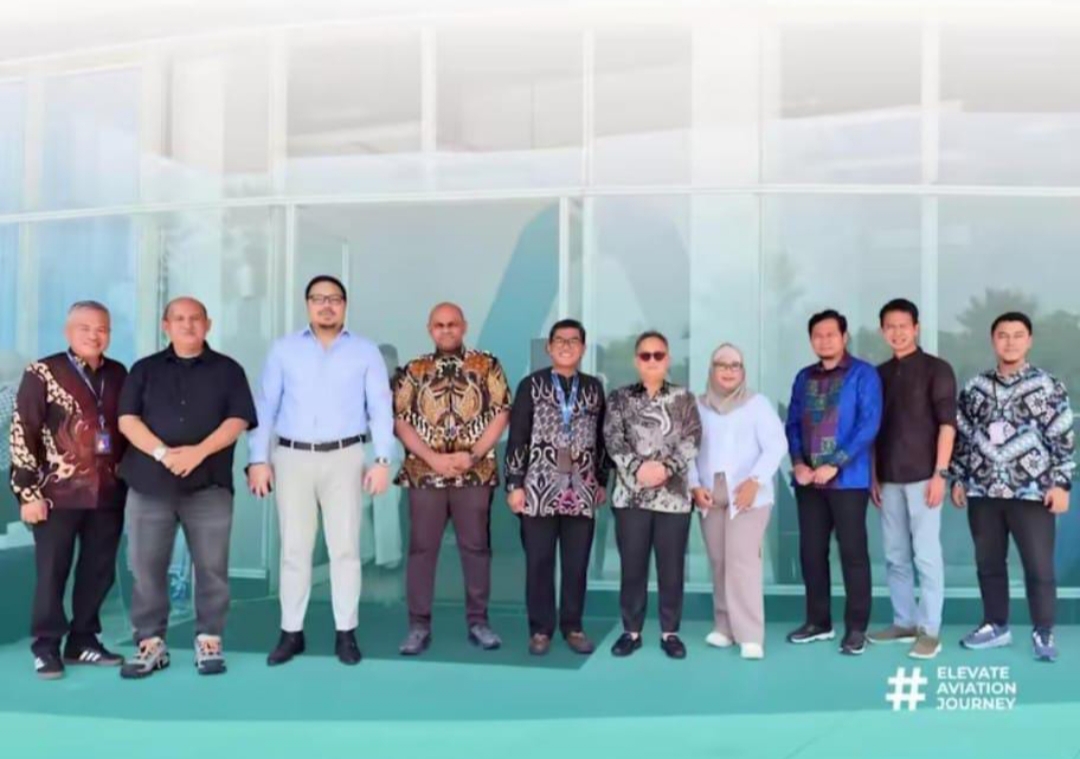 Dirut AP Aviasi berfoto bersama manajemen PT IAS Support saat melakukan kunjungan silaturahmi ke perusahaan tersebut (foto/ist)