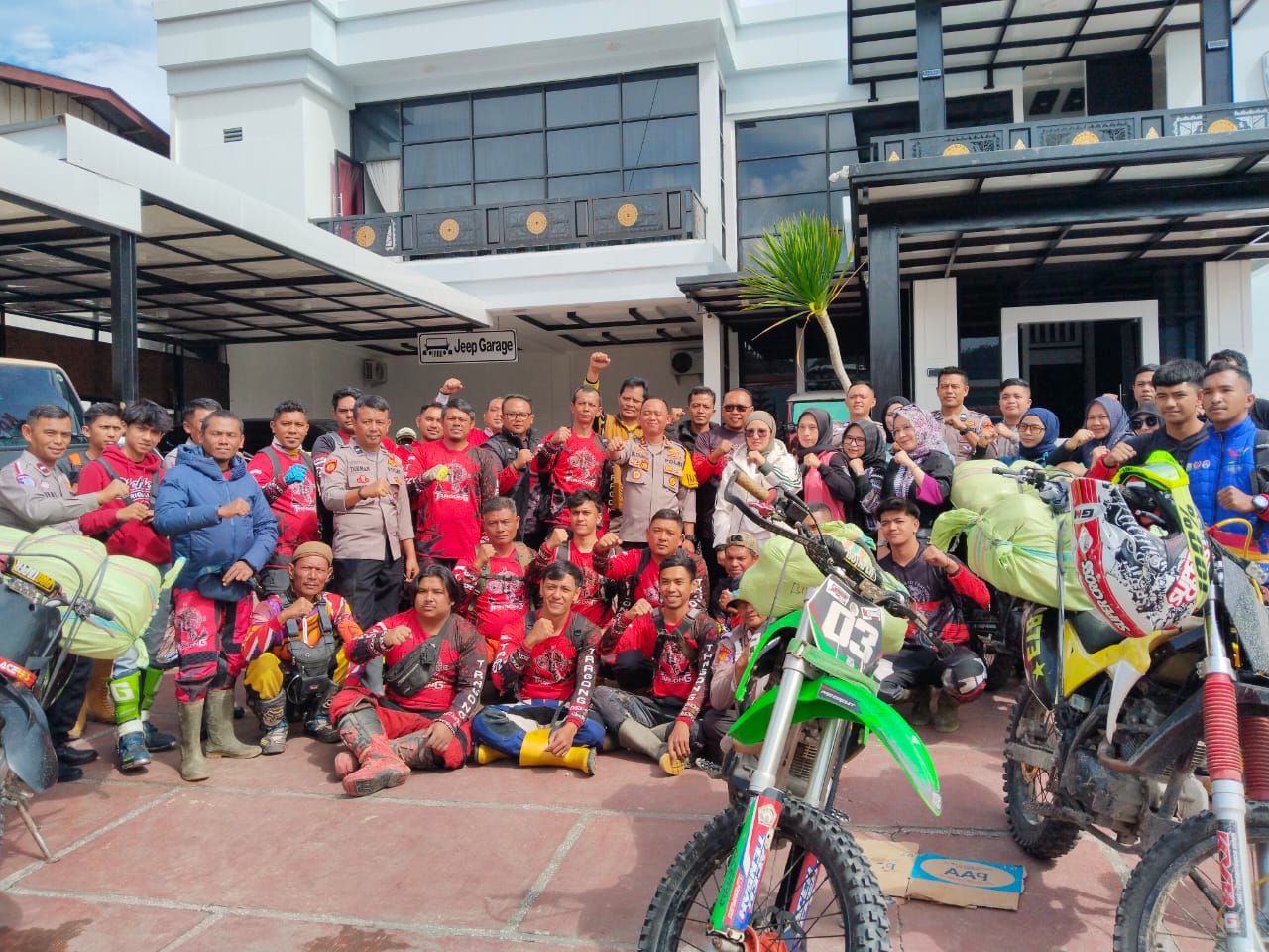 Tim Tragong bersama Kapolres Aceh Tengah AKBP Muhammad Taufik Dan Ketua DPRK Aceh Tengah Fitriana Mugi (foto TribunIndonesia/Badri)