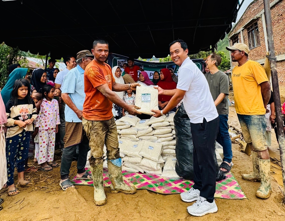 Perwakilan Parkside Group Bp. Erwin Swandarugeni Serahkan Bantuan Pada Korban Bencana Gayo (Foto TribunIndonesia/Ist) 
