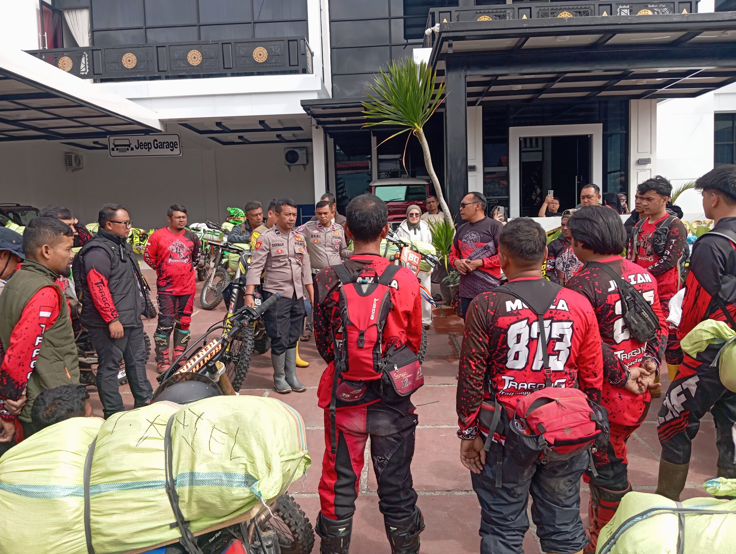 Ketua Tragong Beri Arahan Kepada Personil sebelum Berangkat Ke kecamatan Bintang (Foto TribunIndonesia/Erwin)