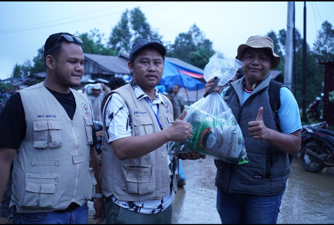 Ketua Relawan Pemuda Gayo Satria Darmawan Salurkan Bantuan Pada Korban Bencana Alam (Foto TribuneIndonesia/Ist)