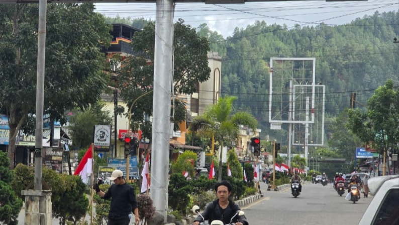 Bendera Merah Putih Berkibar Di Kota Takengon (Foto TribuneIndonesia/Erwin) 
