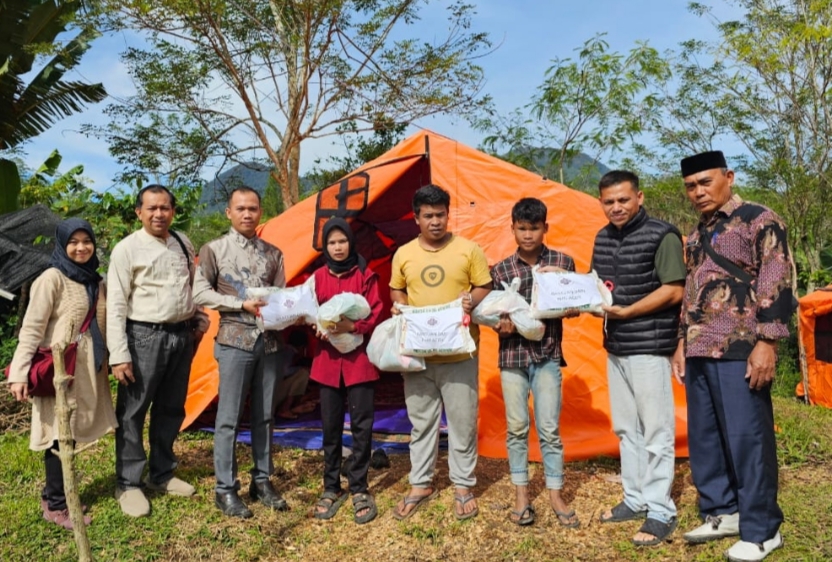 ManagementRSU Fandika dan Bayu Hill Group Salurkan Bantuan Sembako bagi Korban Bencana Alam (Foto TribuneIndonesia/Erwin Sar) 