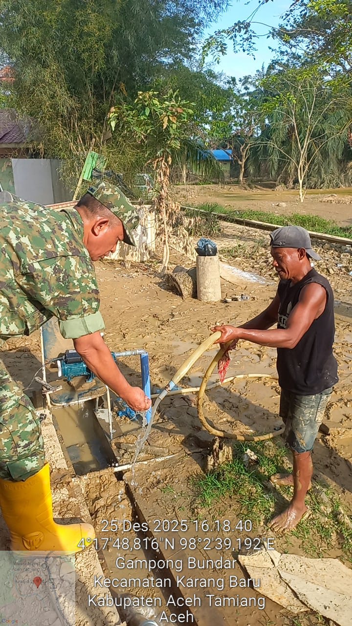 Caption : Salah seorang anggota TNI sedang mengecek air dari sumur bor
