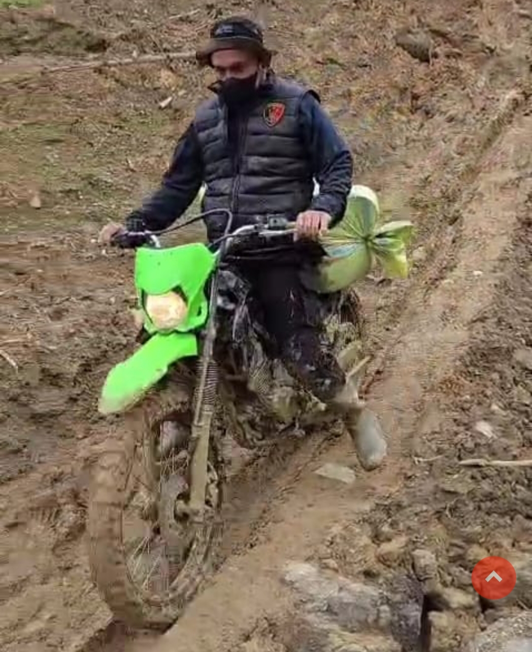 Kanit Tipikor Polres Aceh Tengah Hendri Faisal Tempuh jalur ekstrim salurkan bantuan ke desa Serule (Foto TribuneIndonesia/ist) 