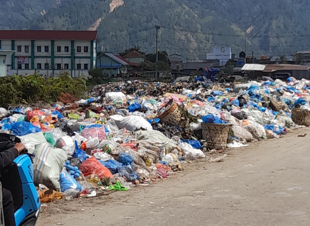 Tumpukan sampah di Tempat Pengolahan Sementara (TPS) Paya Ilang, Desa Kemili, Kecamatan Bebesen, Aceh Tengah (Foto TrubuneIndonesia/Erwin Sar)