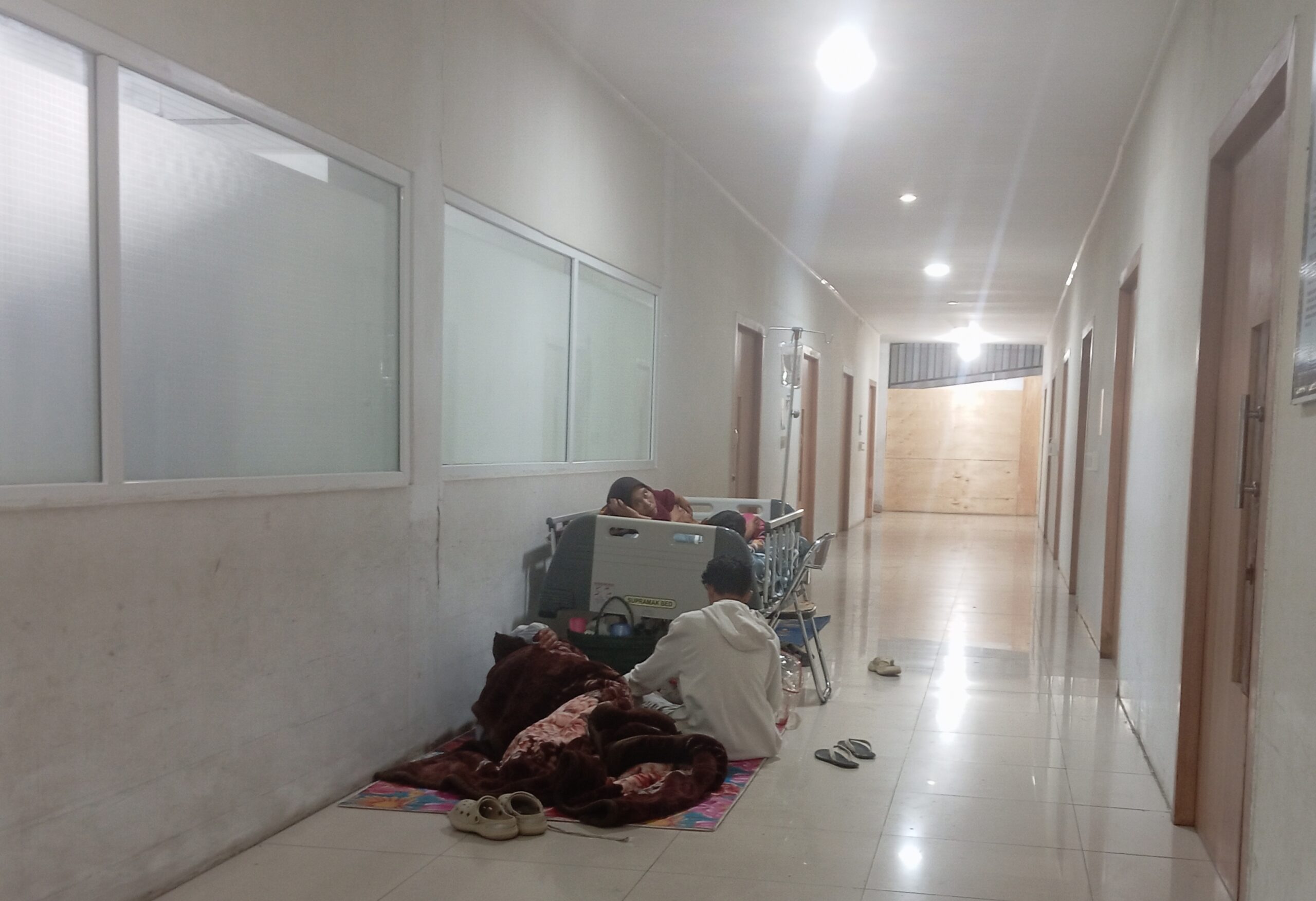 Pasien Anak Dirawat Di selasar ruang Rengali RSUD Datu Beru (Foto TribunIndonesia/Erwin) 