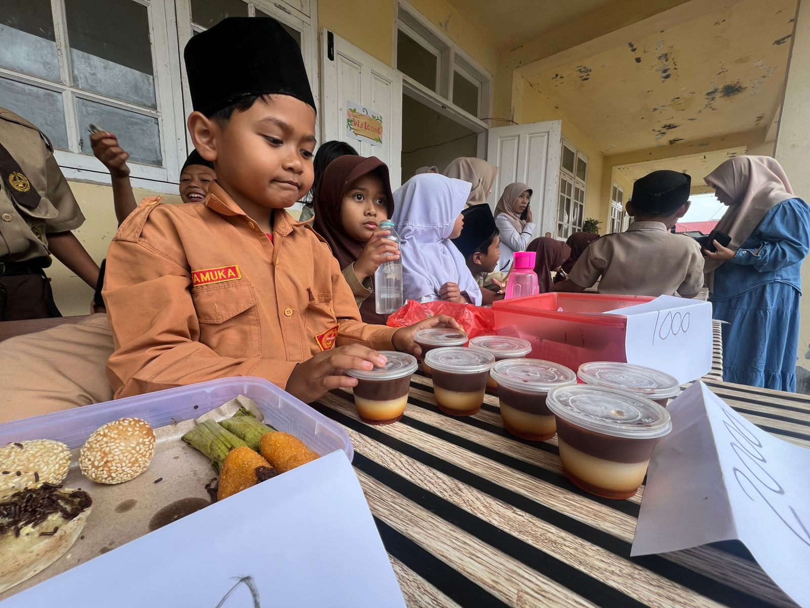 Siswa siswi Sekolah Dasar (SD) Negri 19 Pegasing Mengikuti Kegiatan Market Day. (Foto TribuneIndonesia/Erwin) 