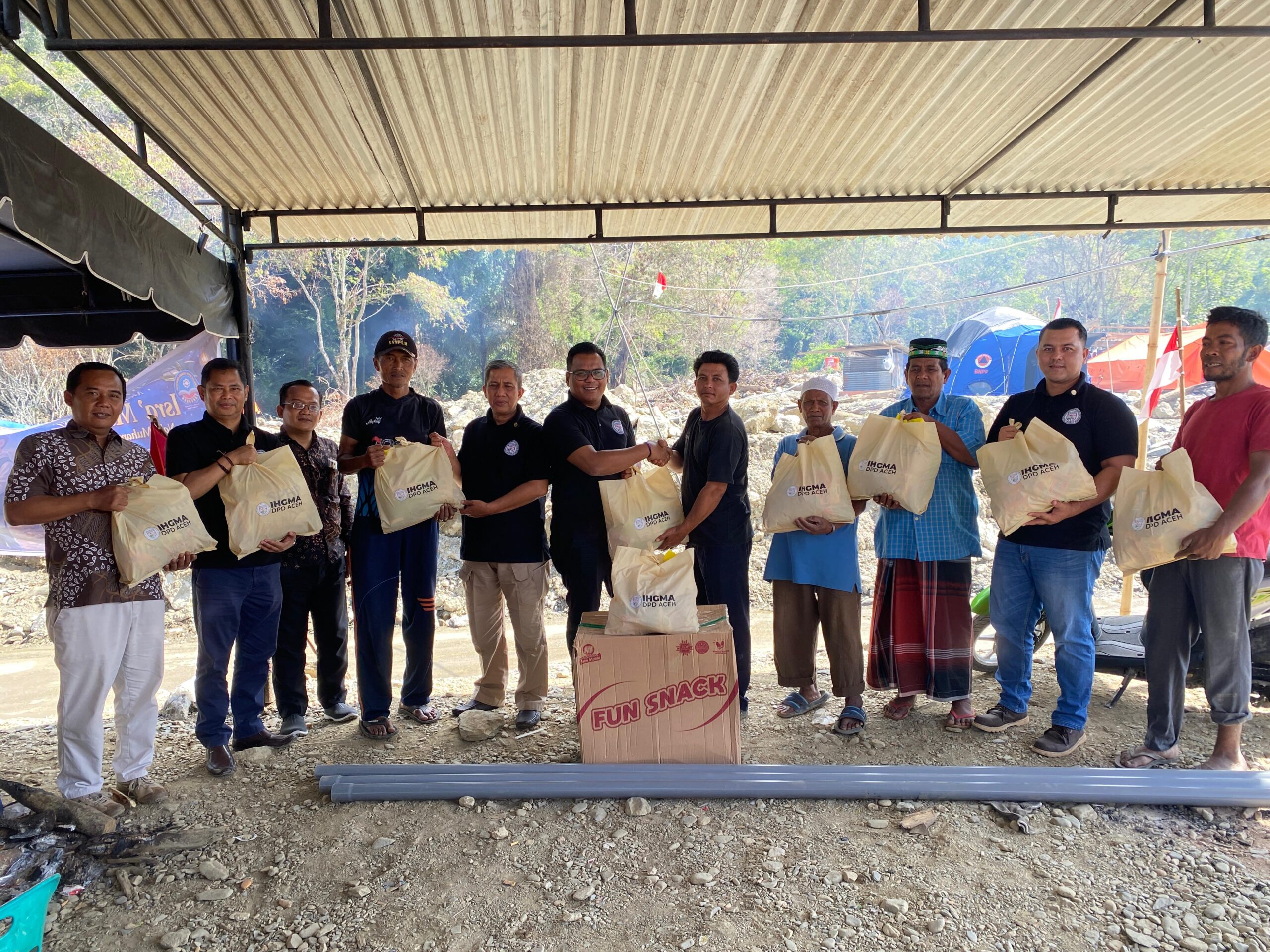 Dewan Pimpinan Daerah Indonesian Hotel General Manager Association (IHGMA) Aceh menyalurkan bantuan kemanusiaan kepada warga terdampak banjir dan tanah longsor di Kabupaten Aceh Tengah (Foto Ist) 